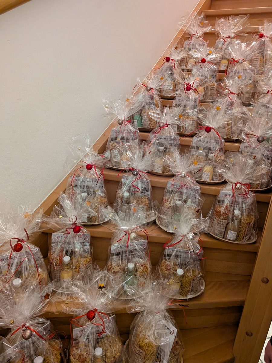 Viele verpackte Nudel-Geschenke für Mitarbeiter auf einer Treppe